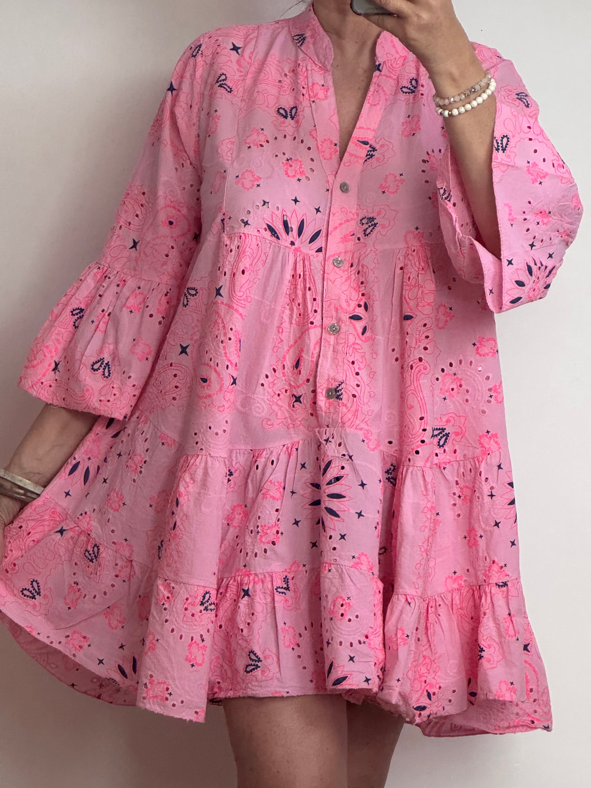 Robe courte bandana et broderie rose