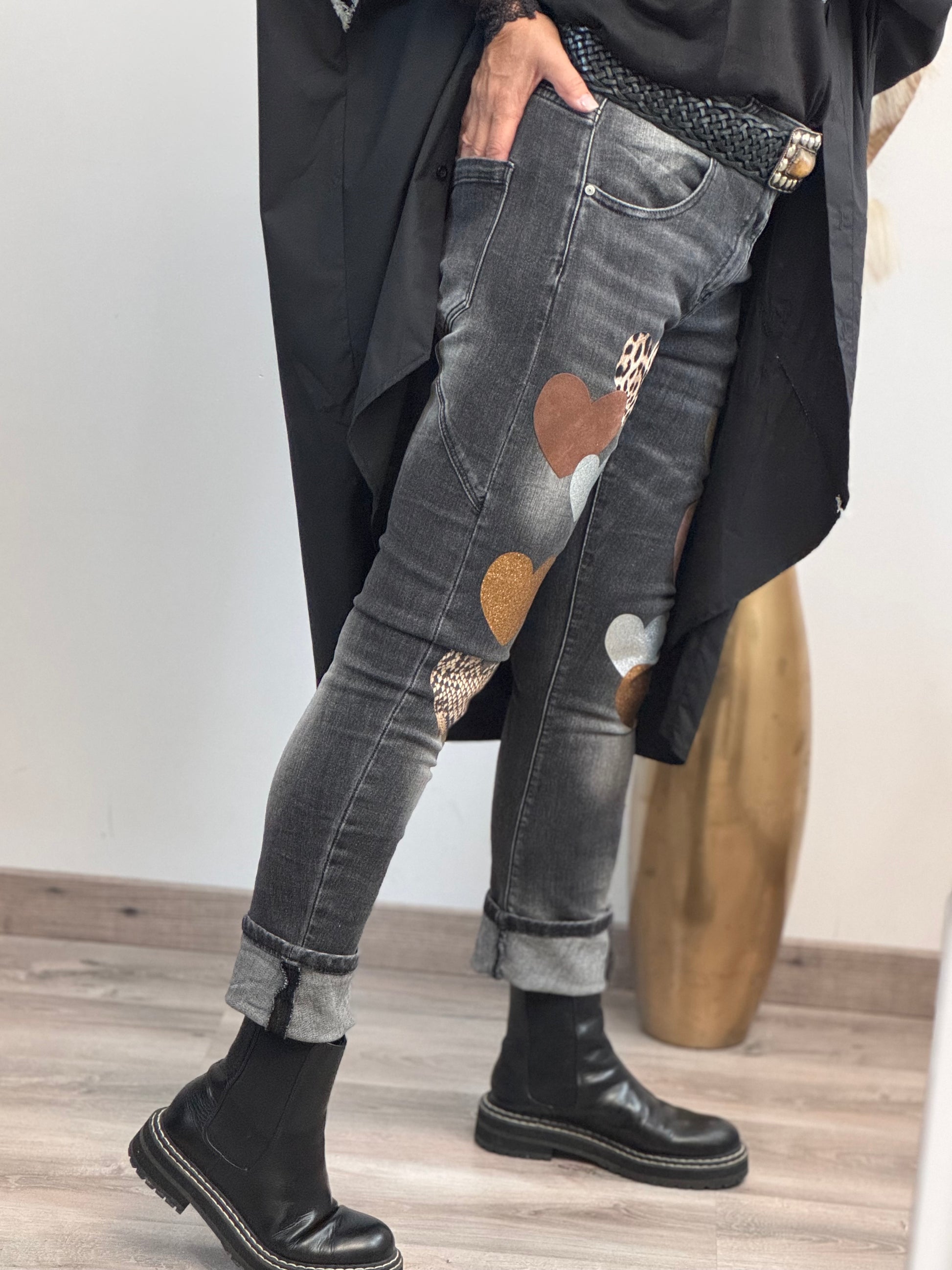 Jeans noir délavé multi patchs cœurs