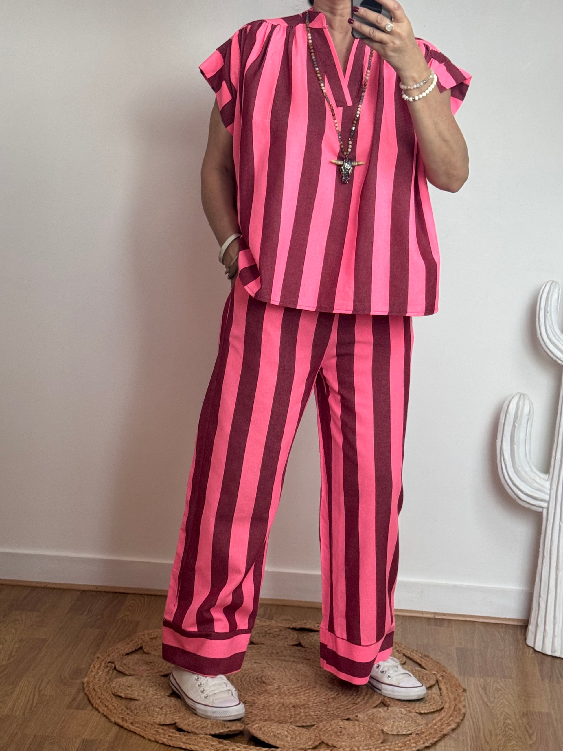 Pantalon rayé rose et rouge