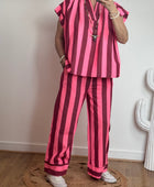 Pantalon rayé rose et rouge