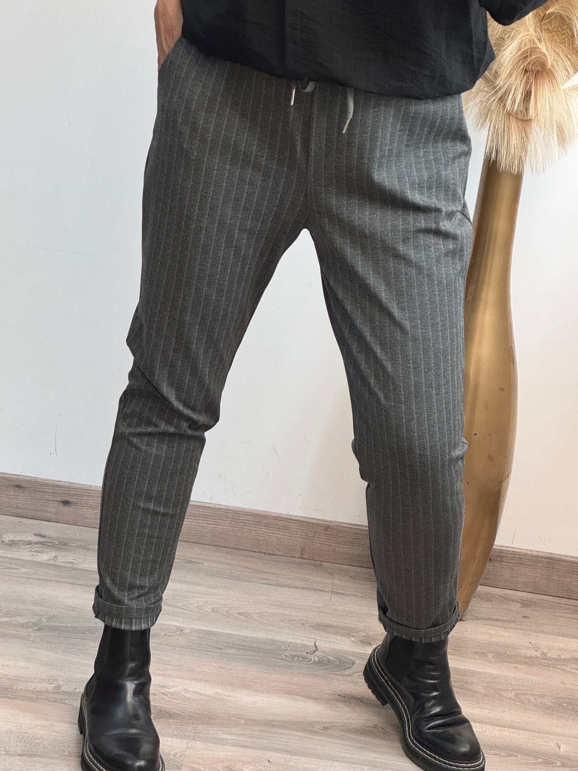 Pantalon gris à rayures