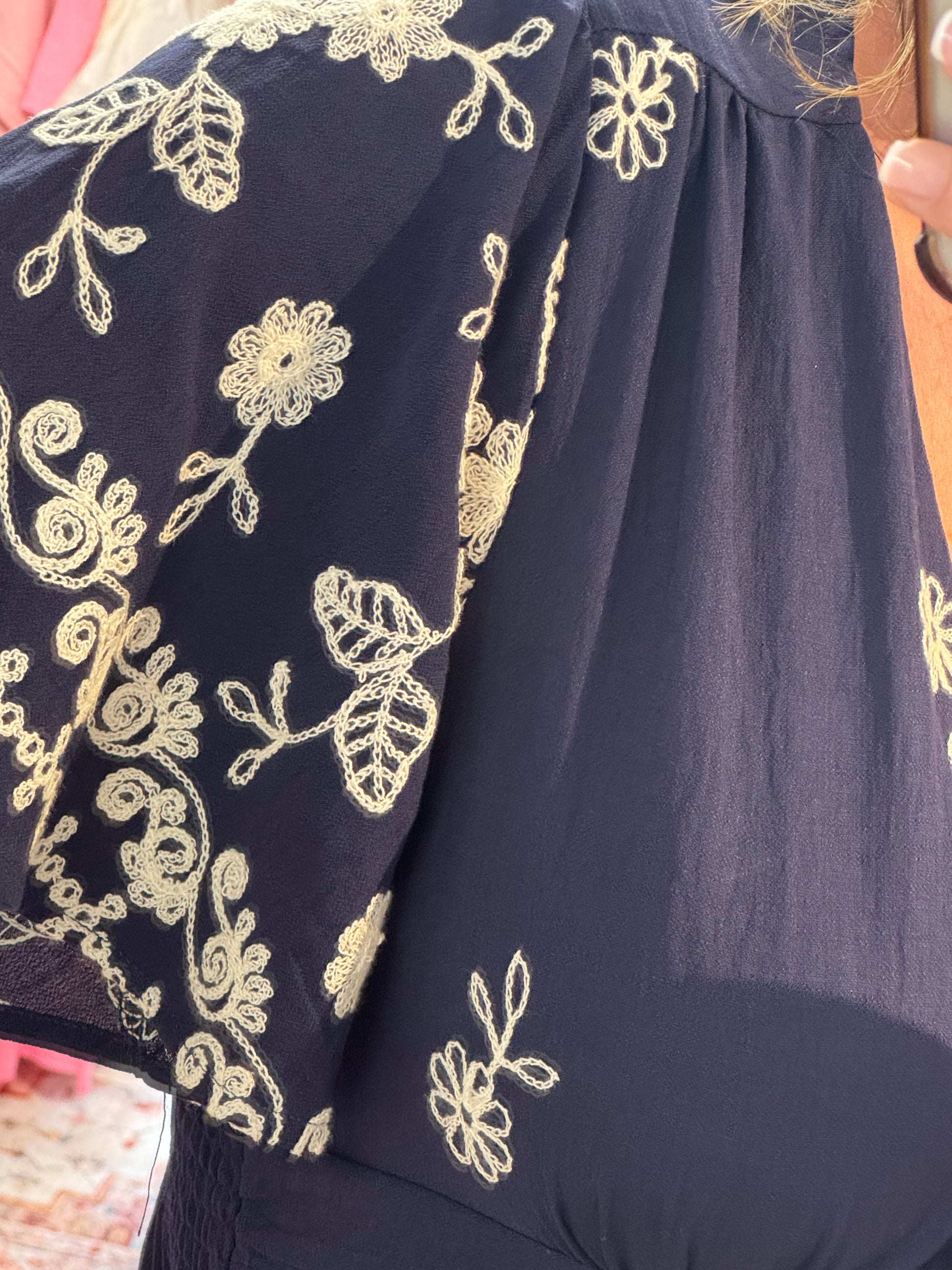 Robe marine brodée jolie forme