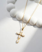 Collier Croix Élégance 
Pierres Ovales blanches