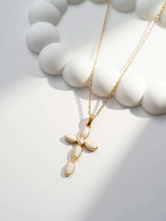 Collier Croix Élégance 
Pierres Ovales blanches