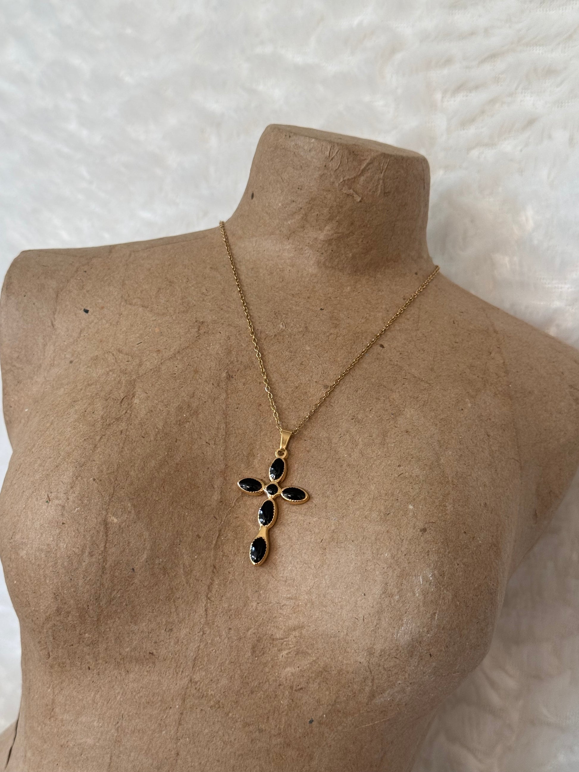 Collier Croix Elégance
Pierres Ovales noires