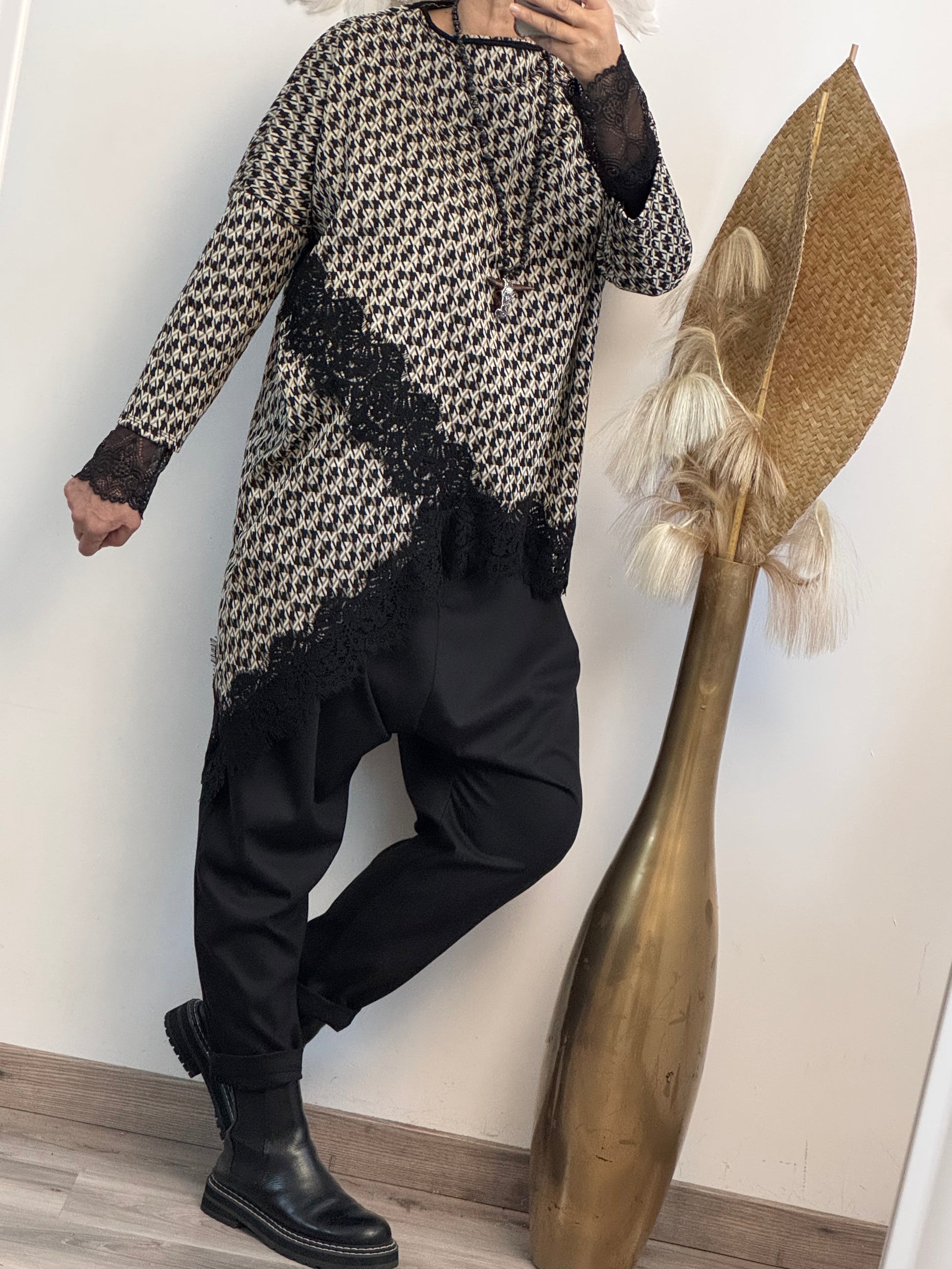 Pull asymétrique pieds de poule dentelle