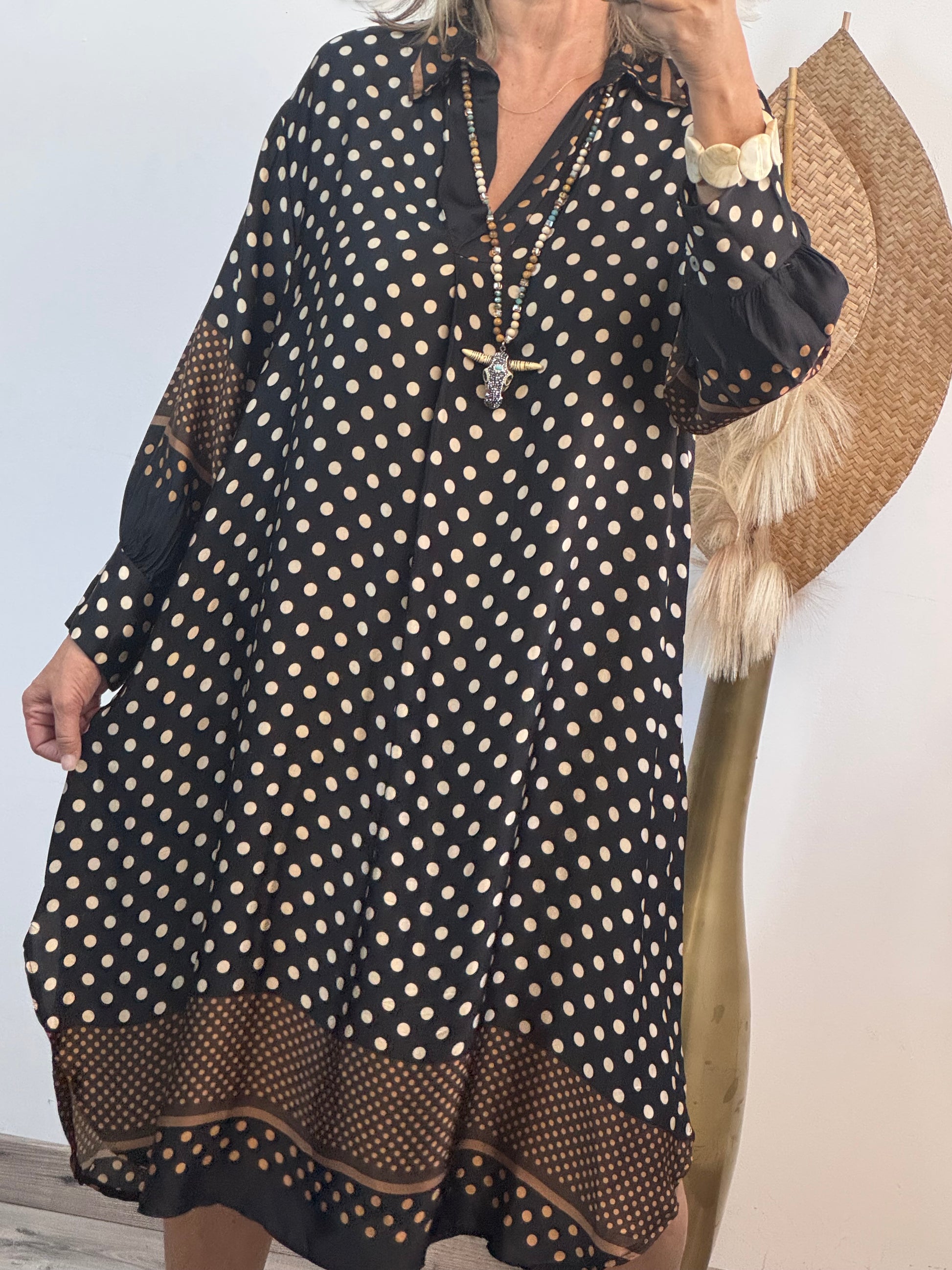 Robe noire pois