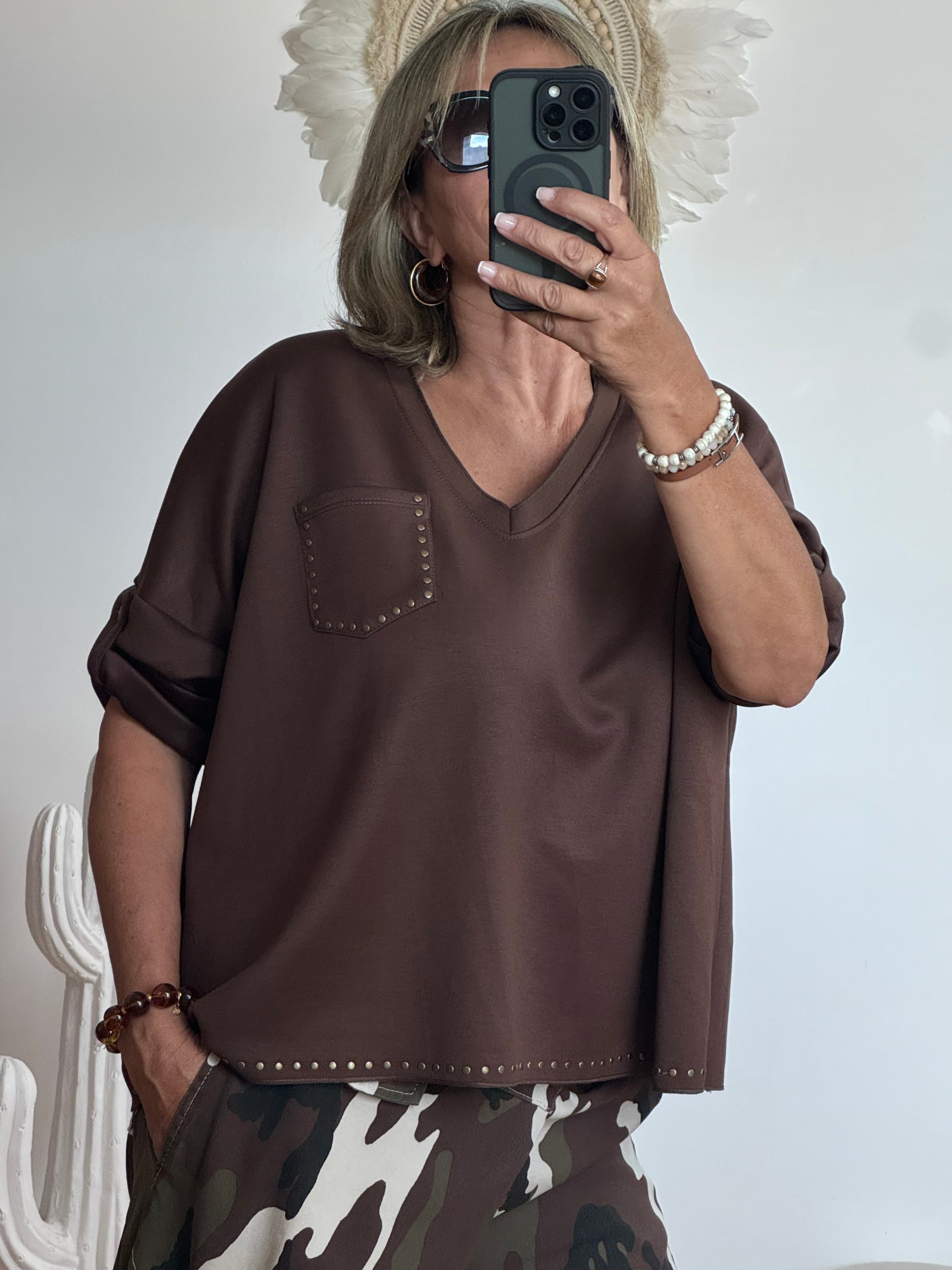 Pull marron rivets