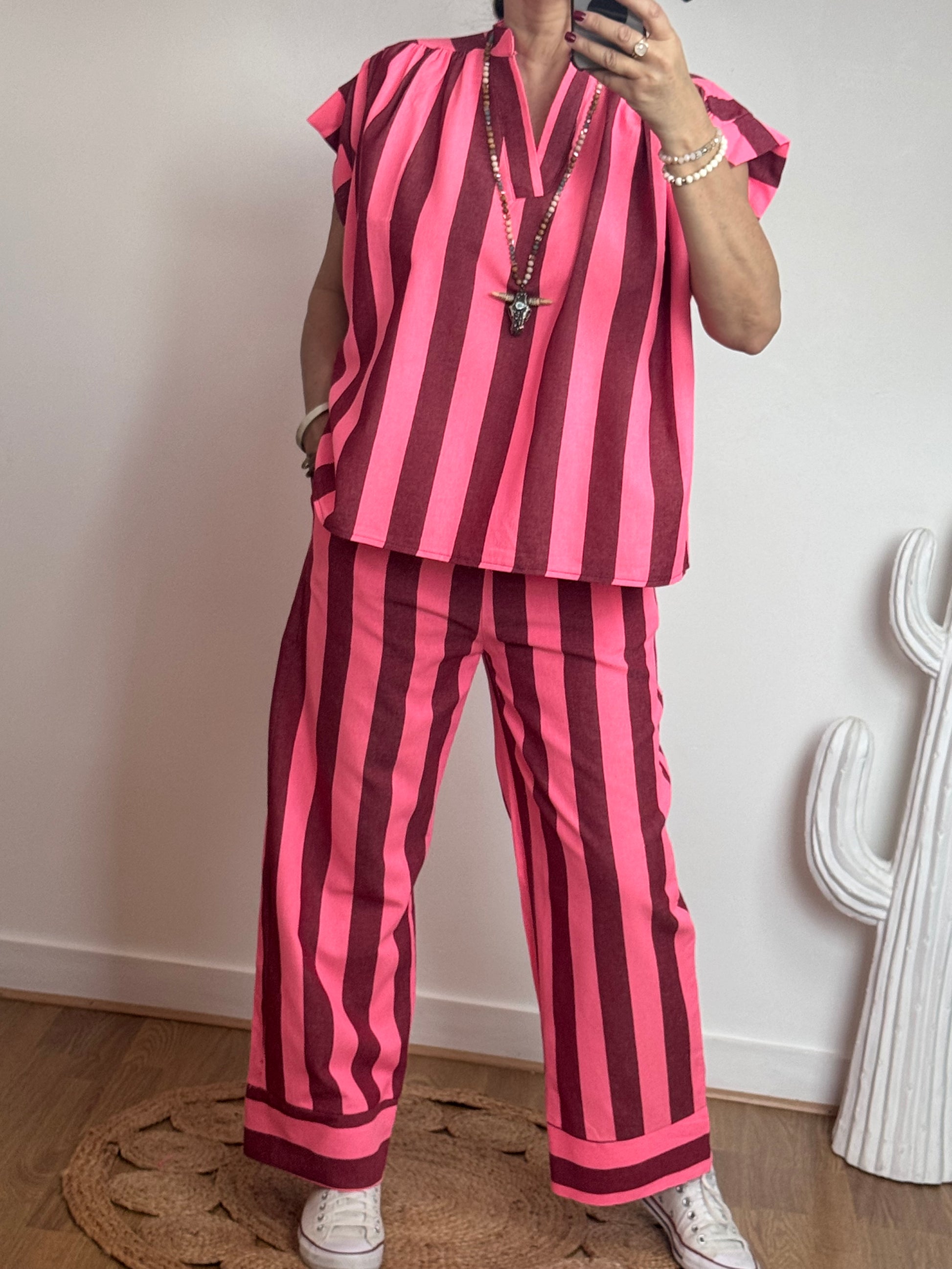 Pantalon rayé rose et rouge