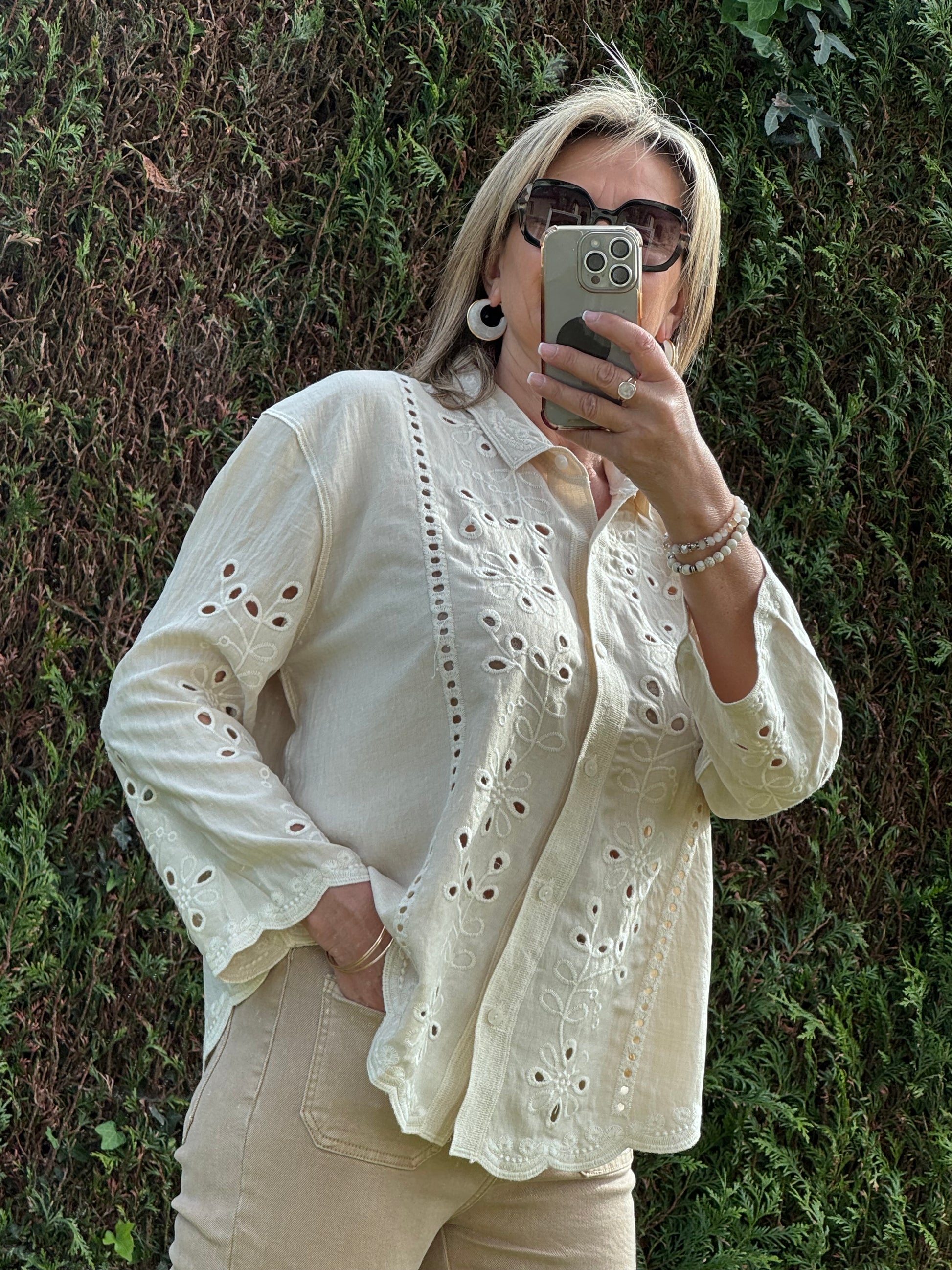 Blouse ou veste brodée beige