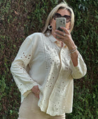 Blouse ou veste brodée beige