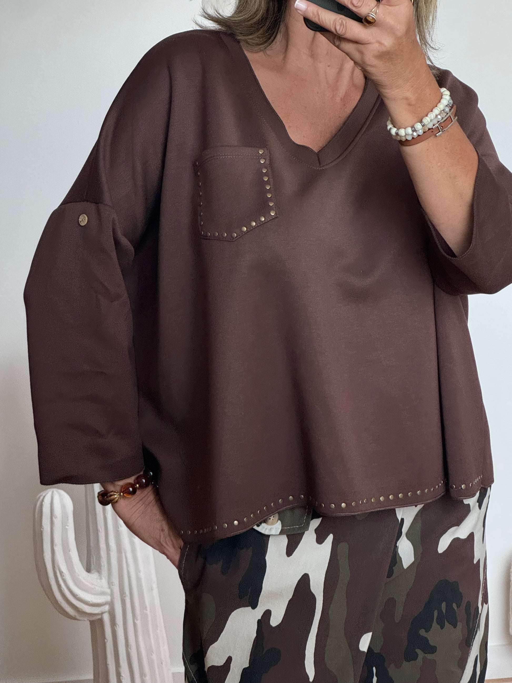 Pull marron rivets