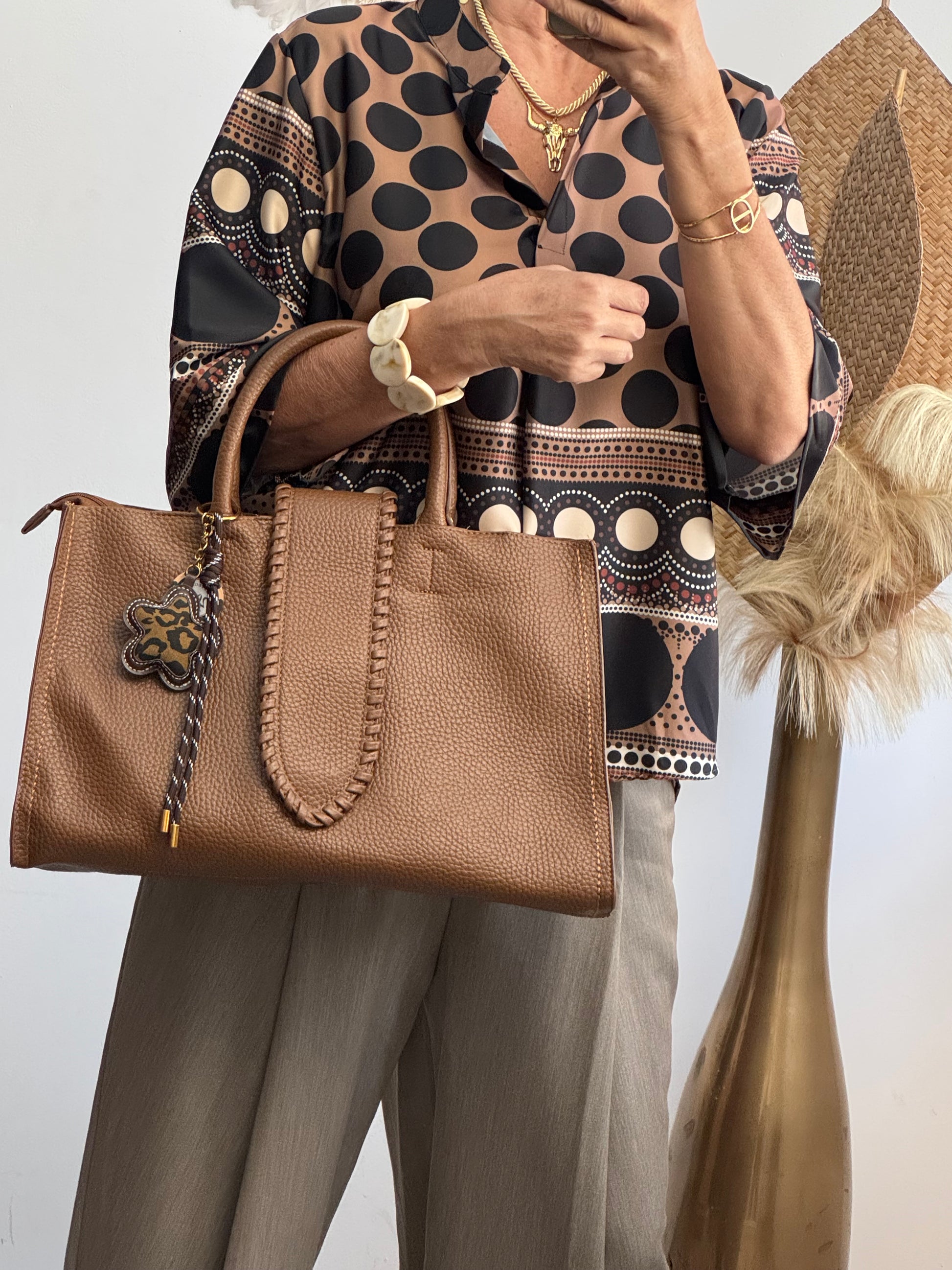 Sac camel Côme avec sa pochette et ses grigris