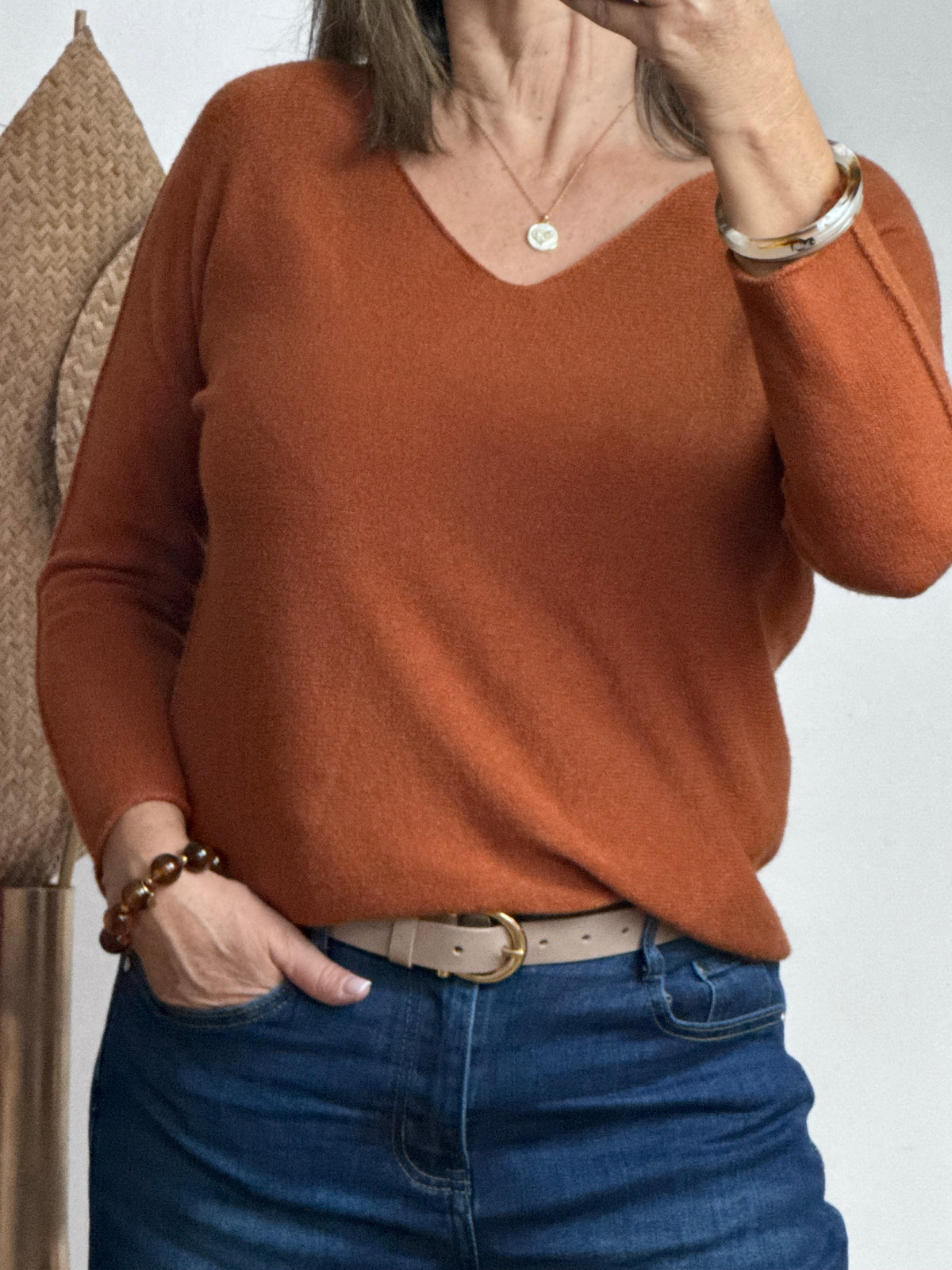 Pull col V violine, marron, terracotta et rouge
