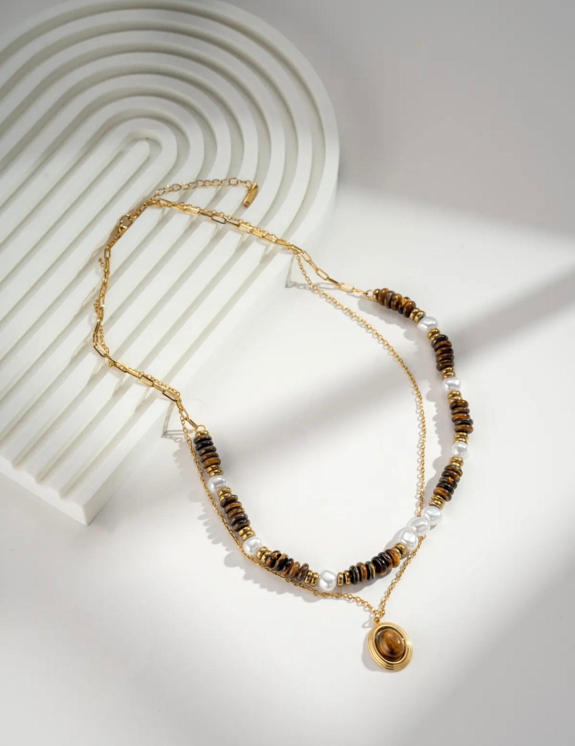 Collier double rang doré perles nacrées et pierre œil de tigre acier