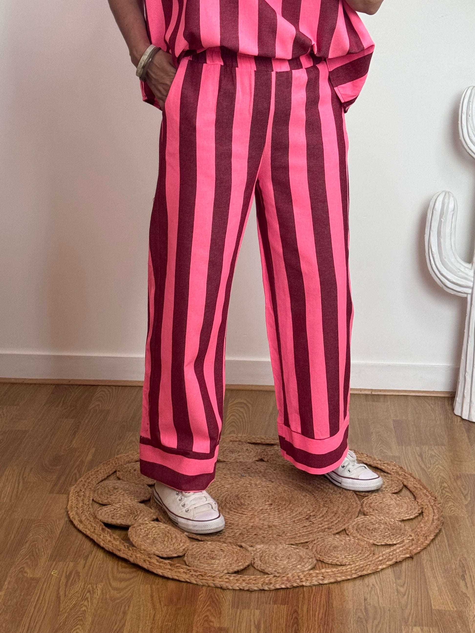 Pantalon rayé rose et rouge