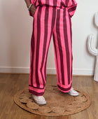 Pantalon rayé rose et rouge