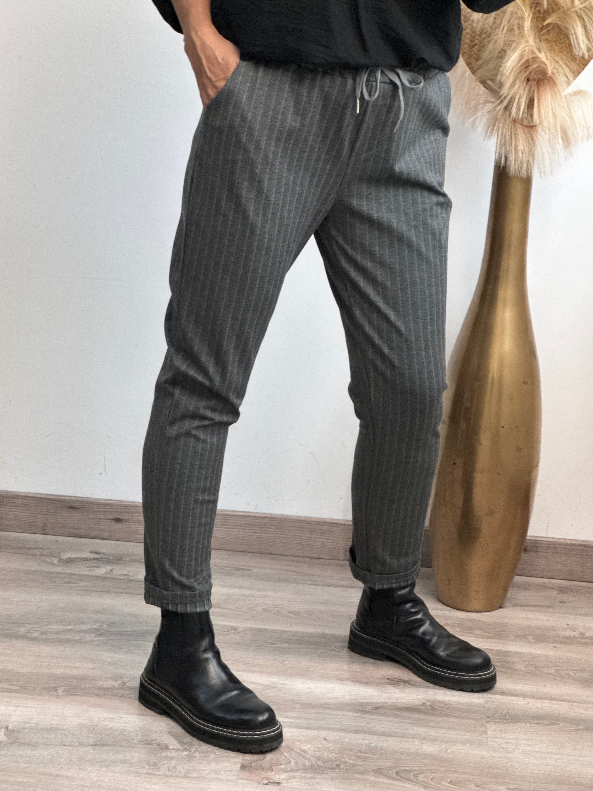 Pantalon gris à rayures