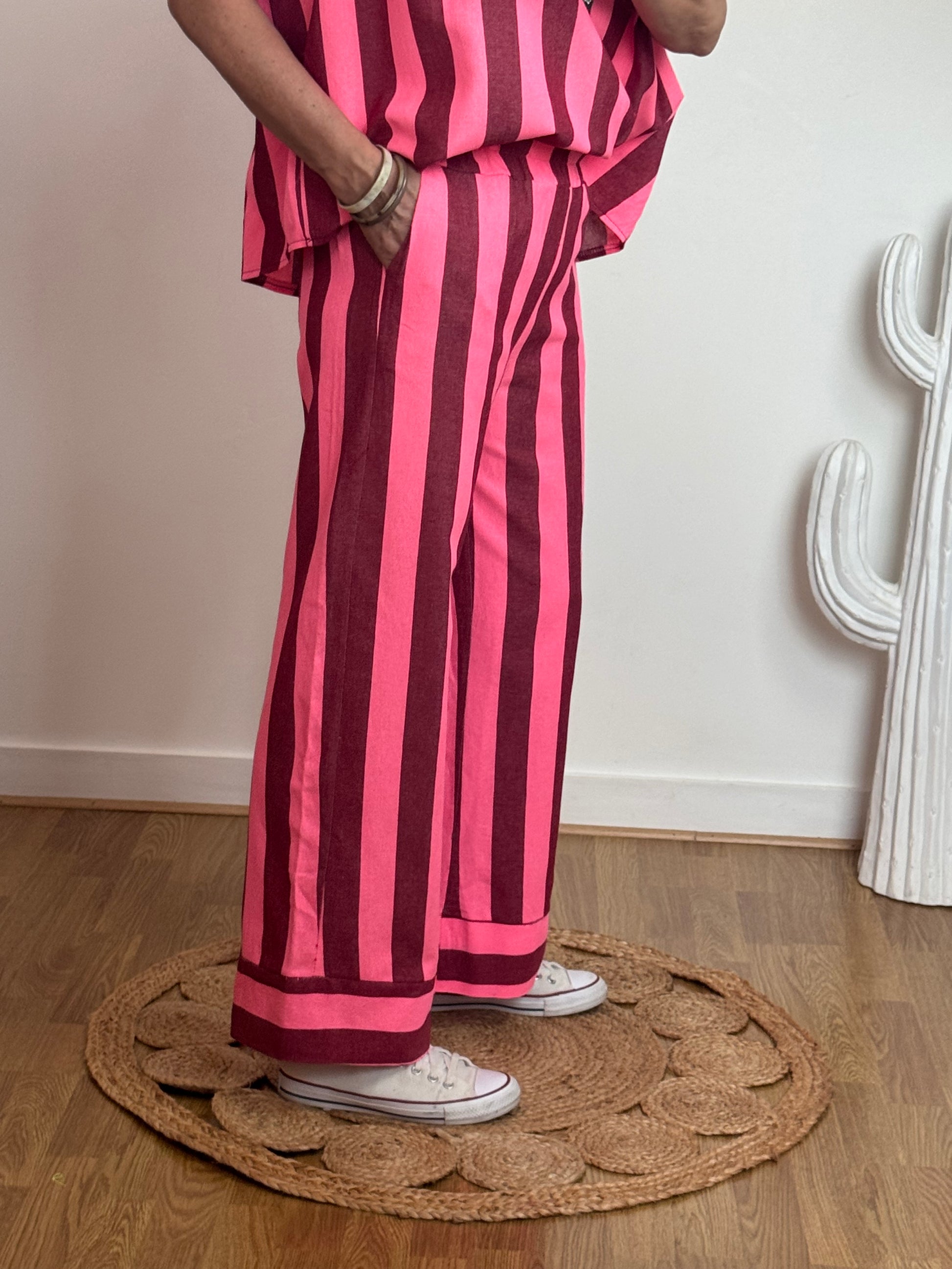 Pantalon rayé rose et rouge