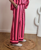 Pantalon rayé rose et rouge