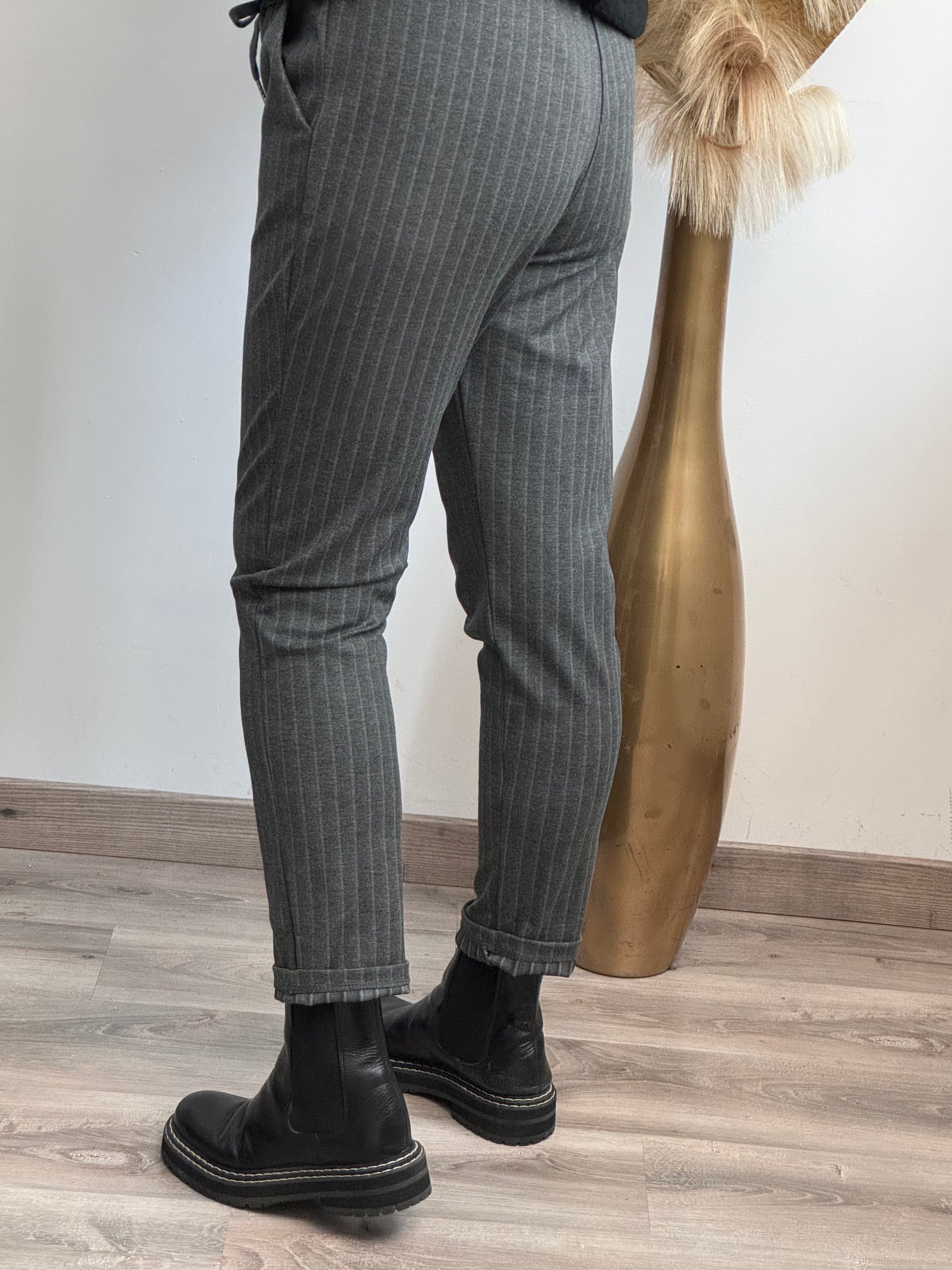 Pantalon gris à rayures