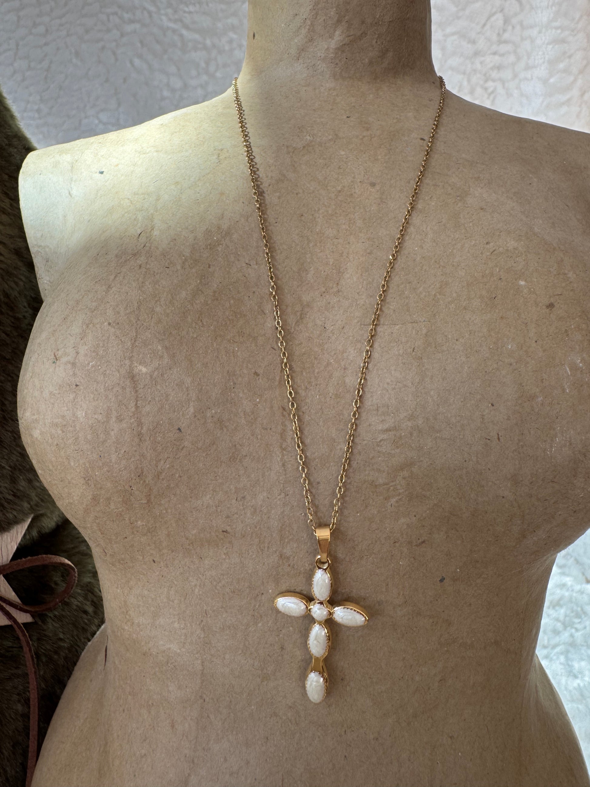 Collier Croix Élégance 
Pierres Ovales blanches