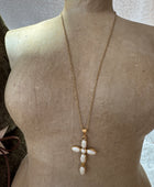 Collier Croix Élégance 
Pierres Ovales blanches