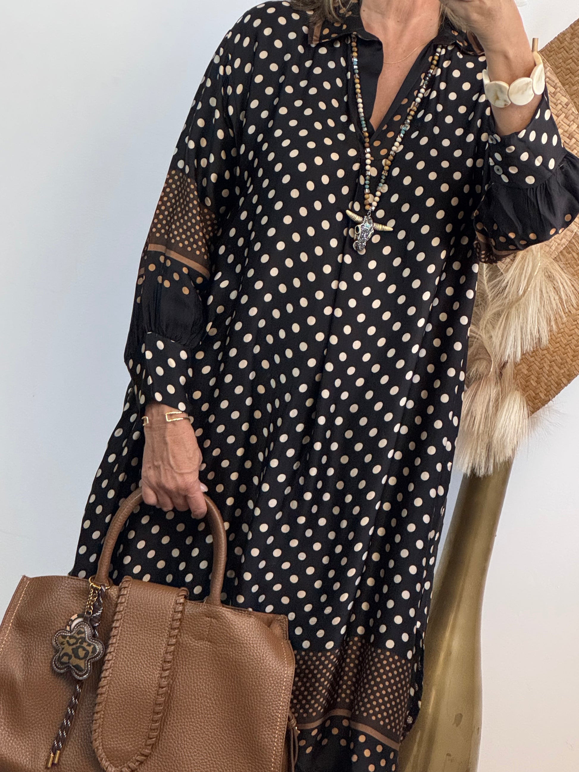 Robe noire pois