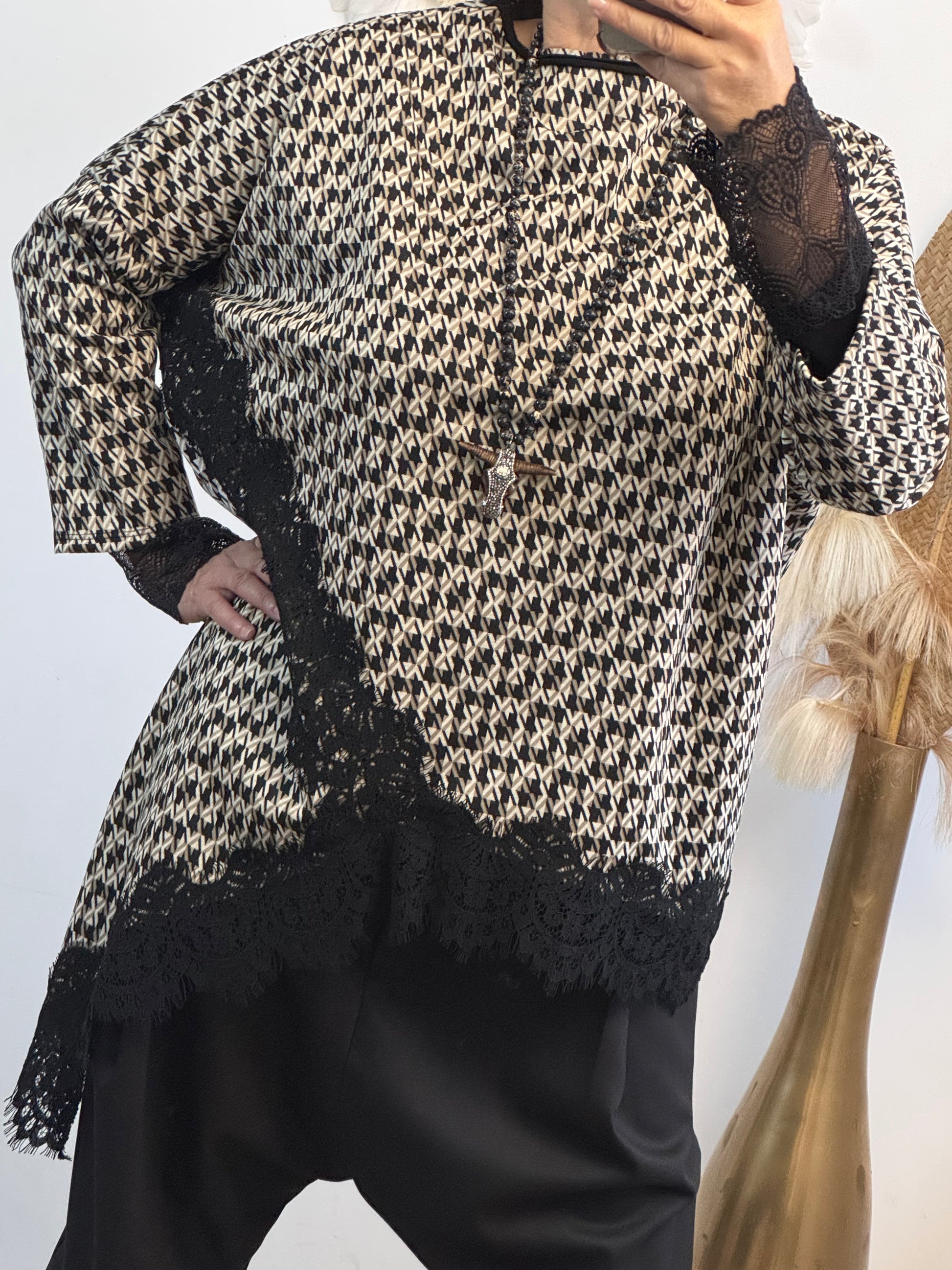 Pull asymétrique pieds de poule dentelle