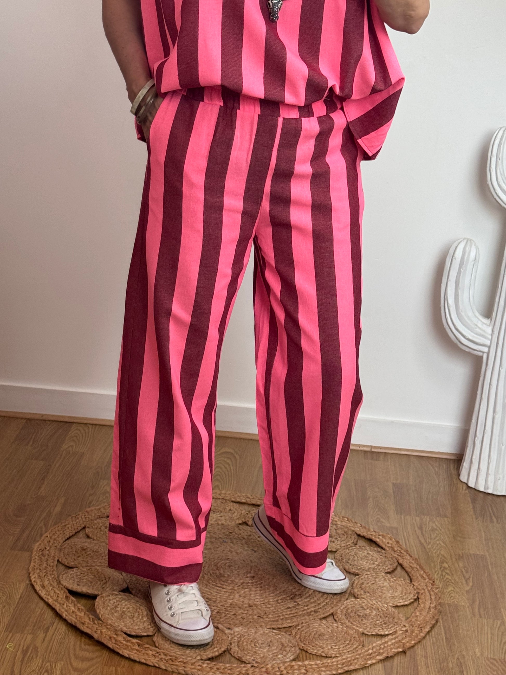 Pantalon rayé rose et rouge