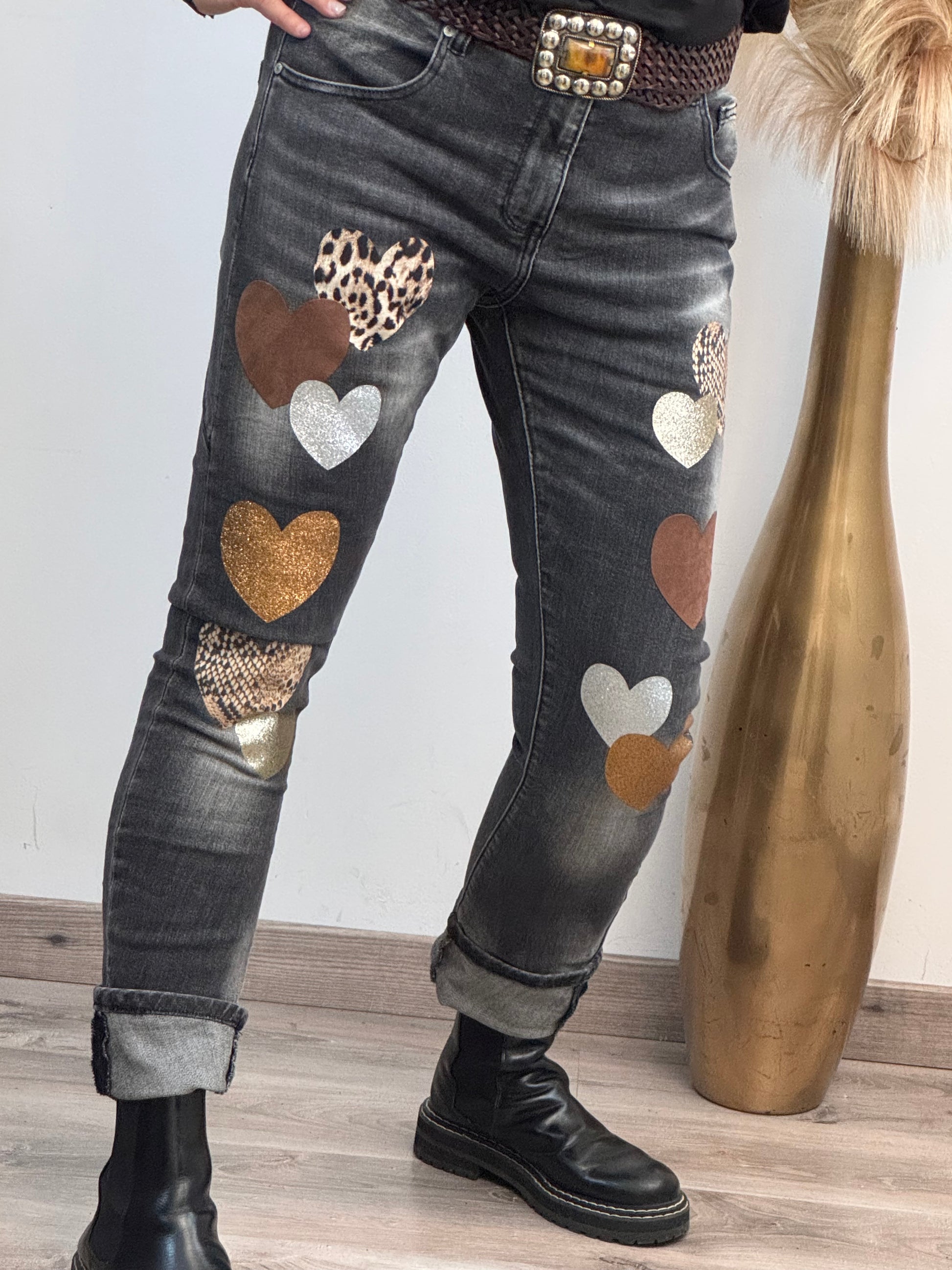 Jeans noir délavé multi patchs cœurs