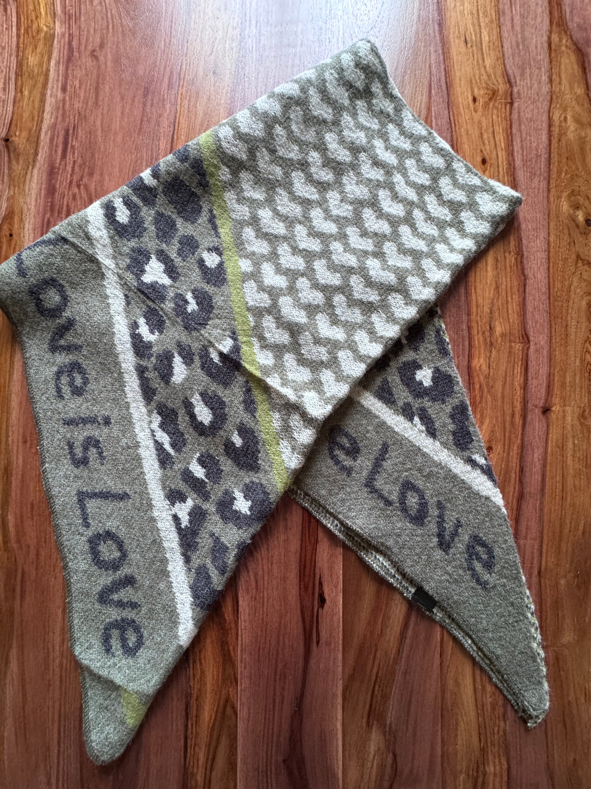 Écharpe triangle love is