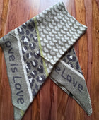 Écharpe triangle love is