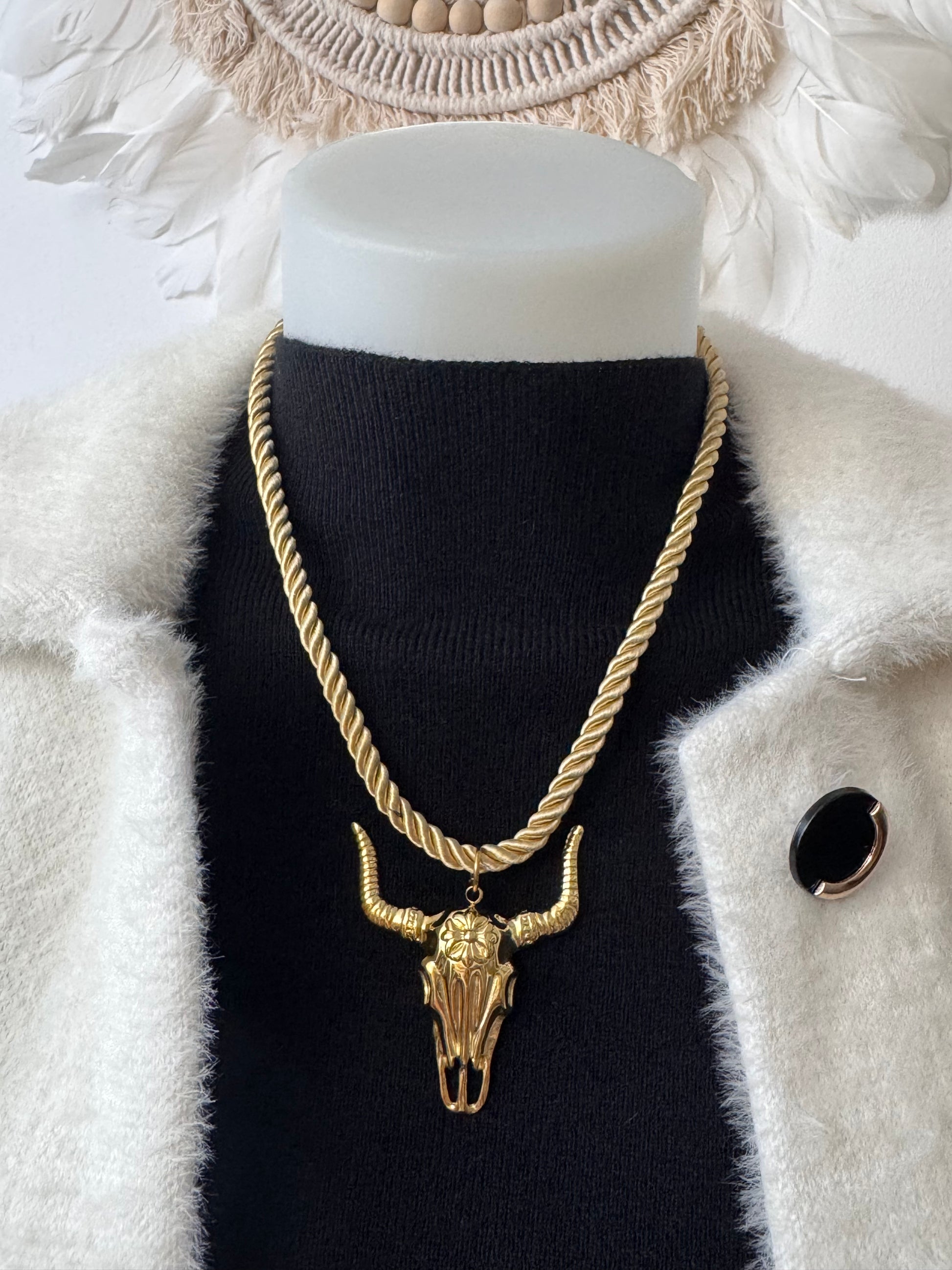 Collier cordelette dorée tête de buffle