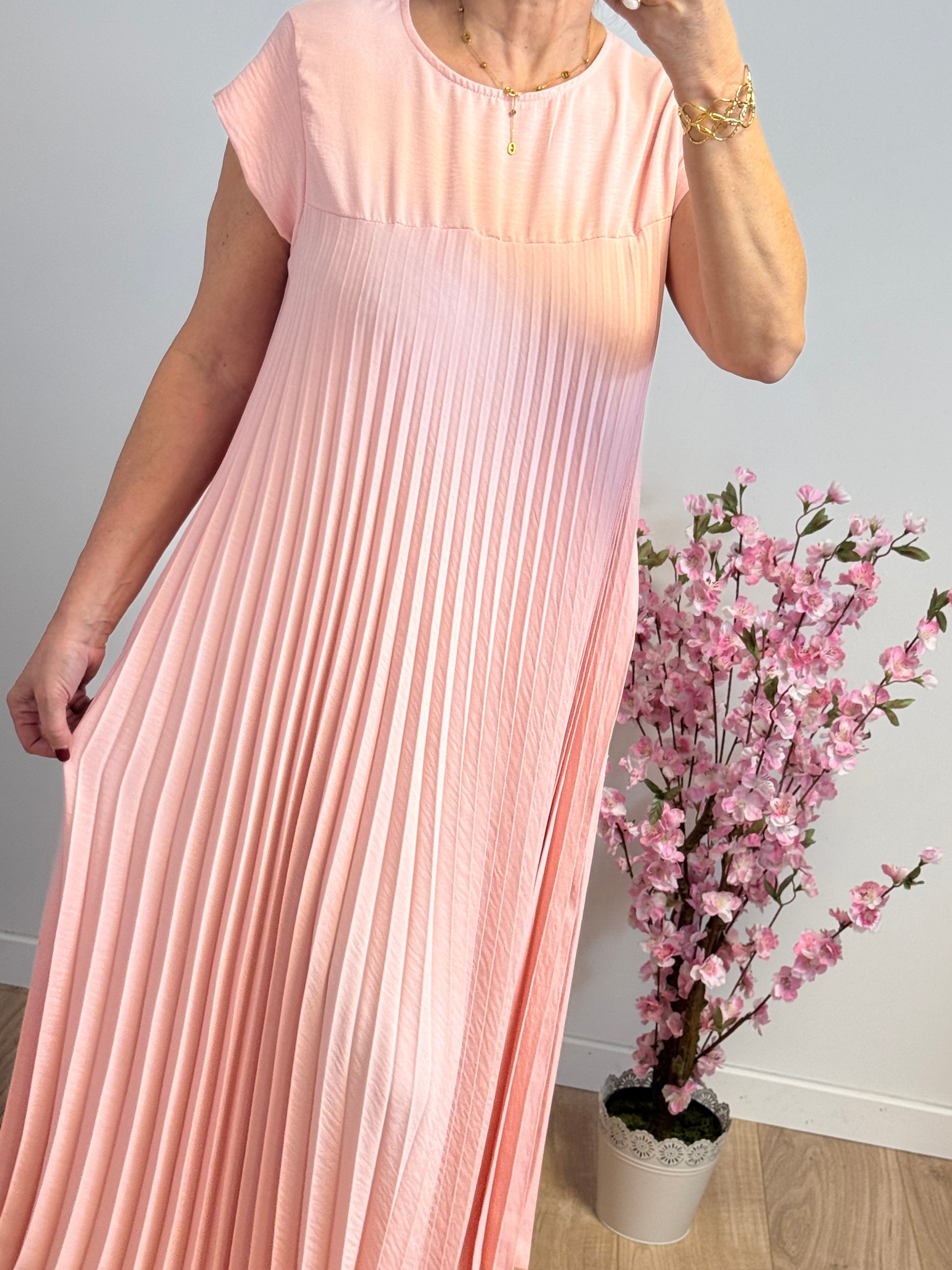 Robe longue plissée rose
