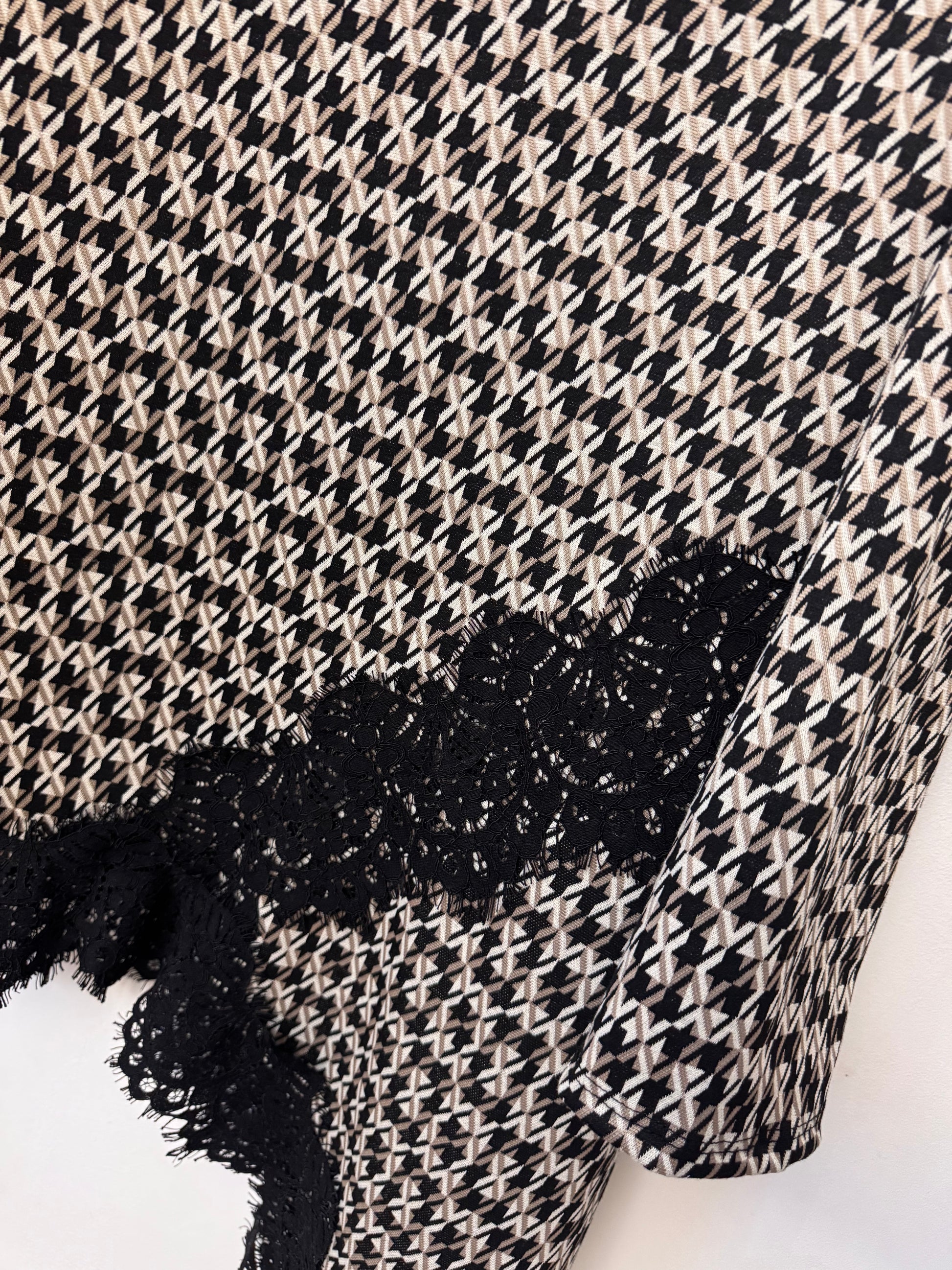 Pull asymétrique pieds de poule dentelle