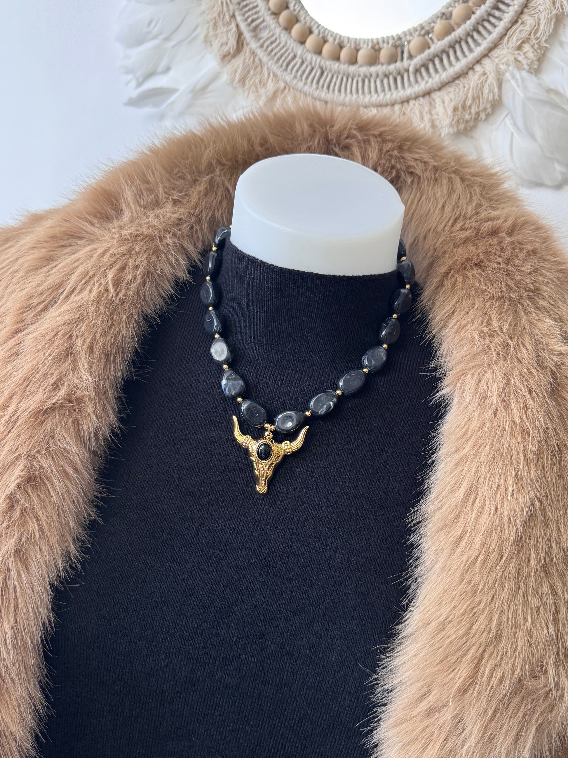 Collier perles noires et tête de buffle