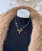 Collier perles noires et tête de buffle