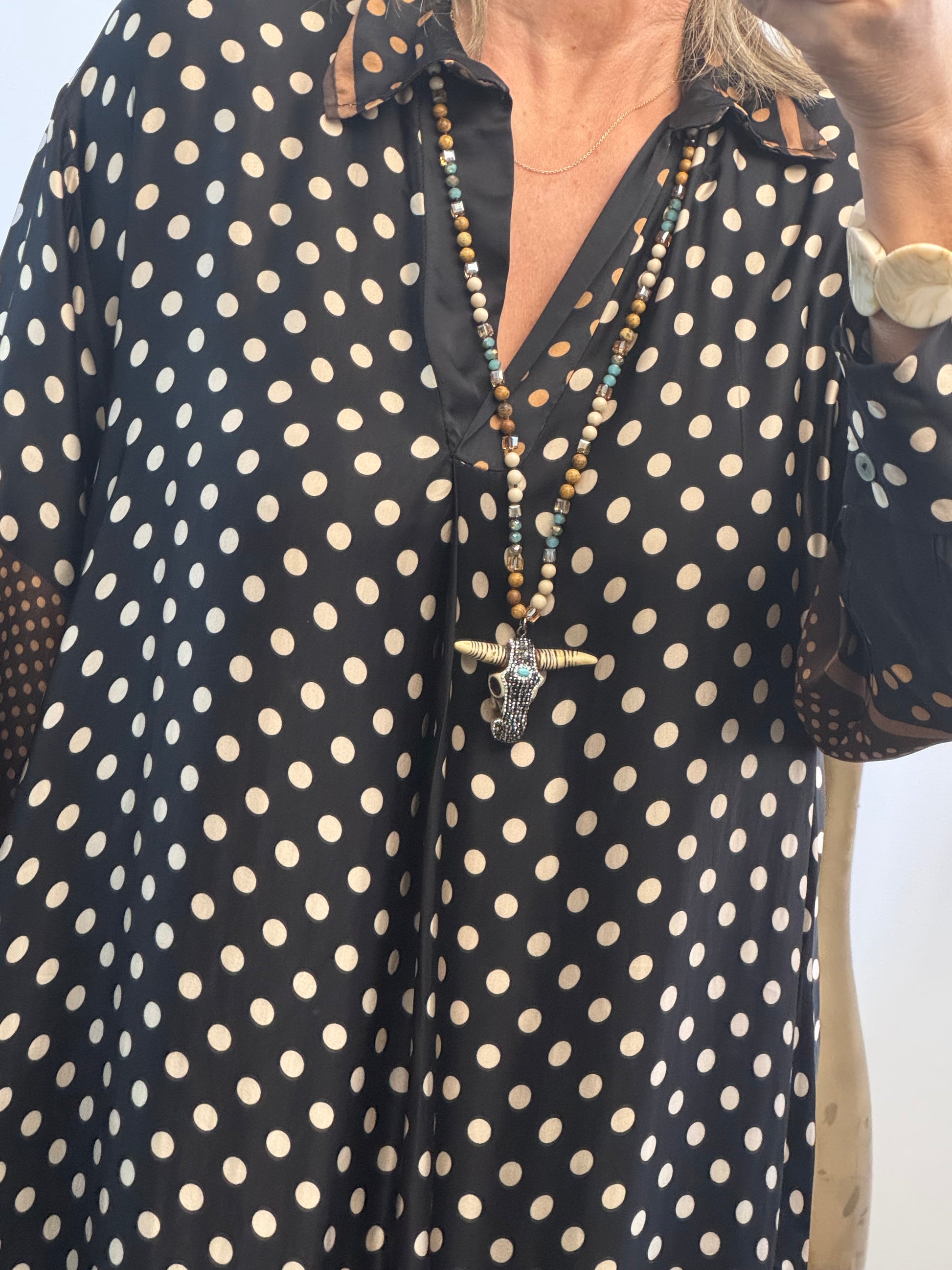 Robe noire pois