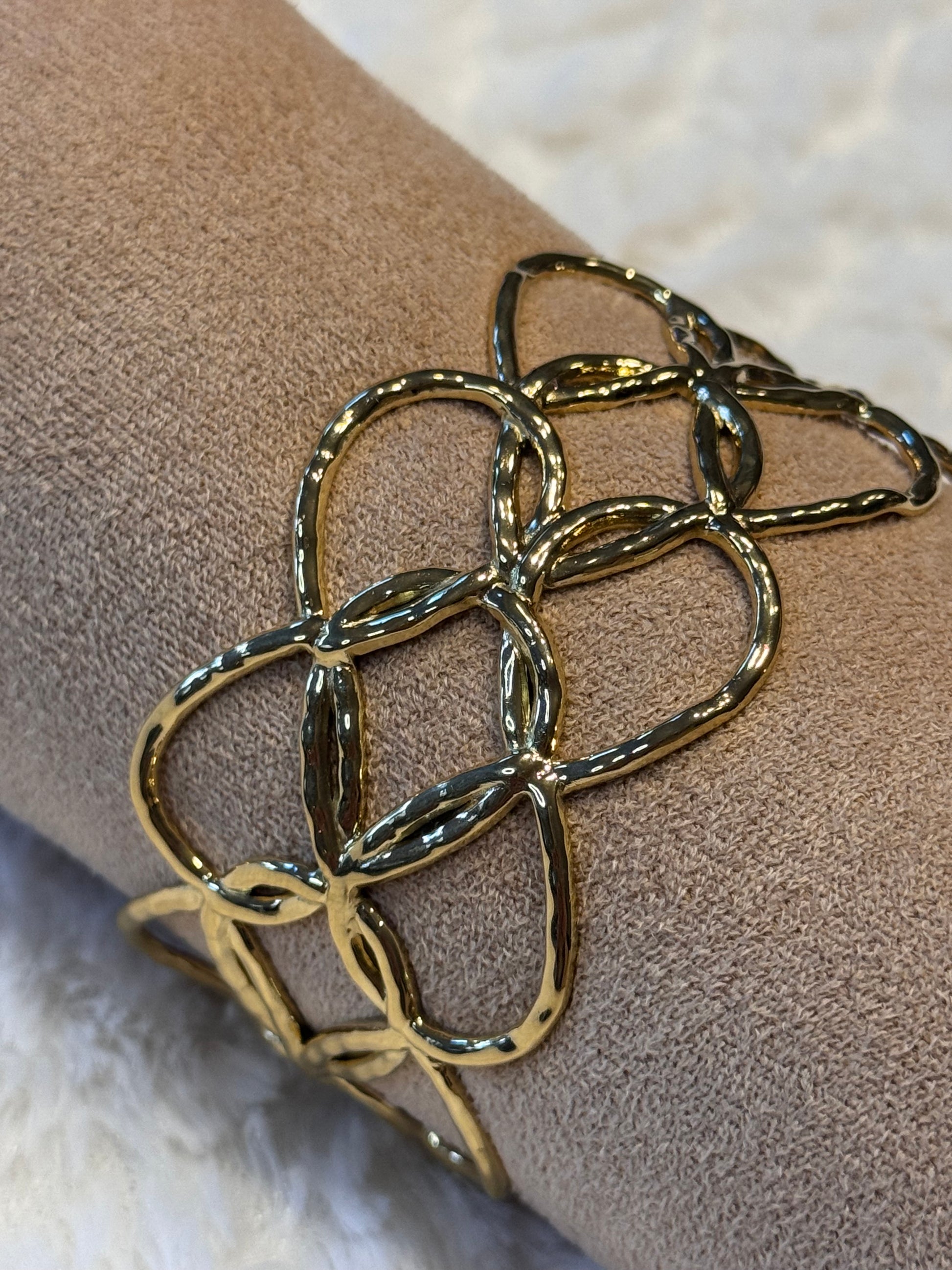 Bracelet manchette cœurs dorés