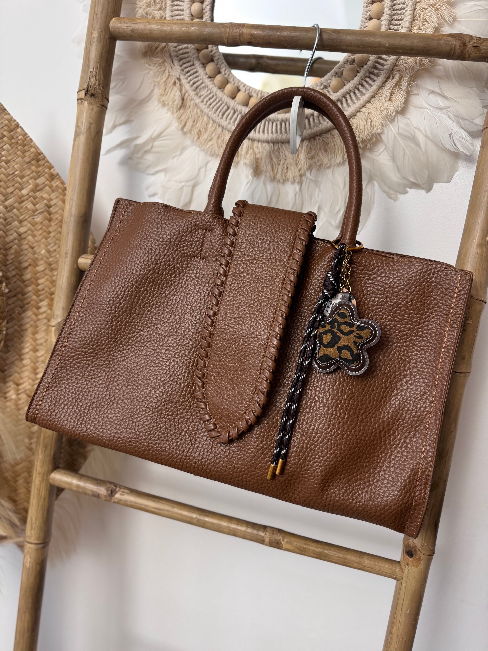 Sac camel Côme avec sa pochette et ses grigris