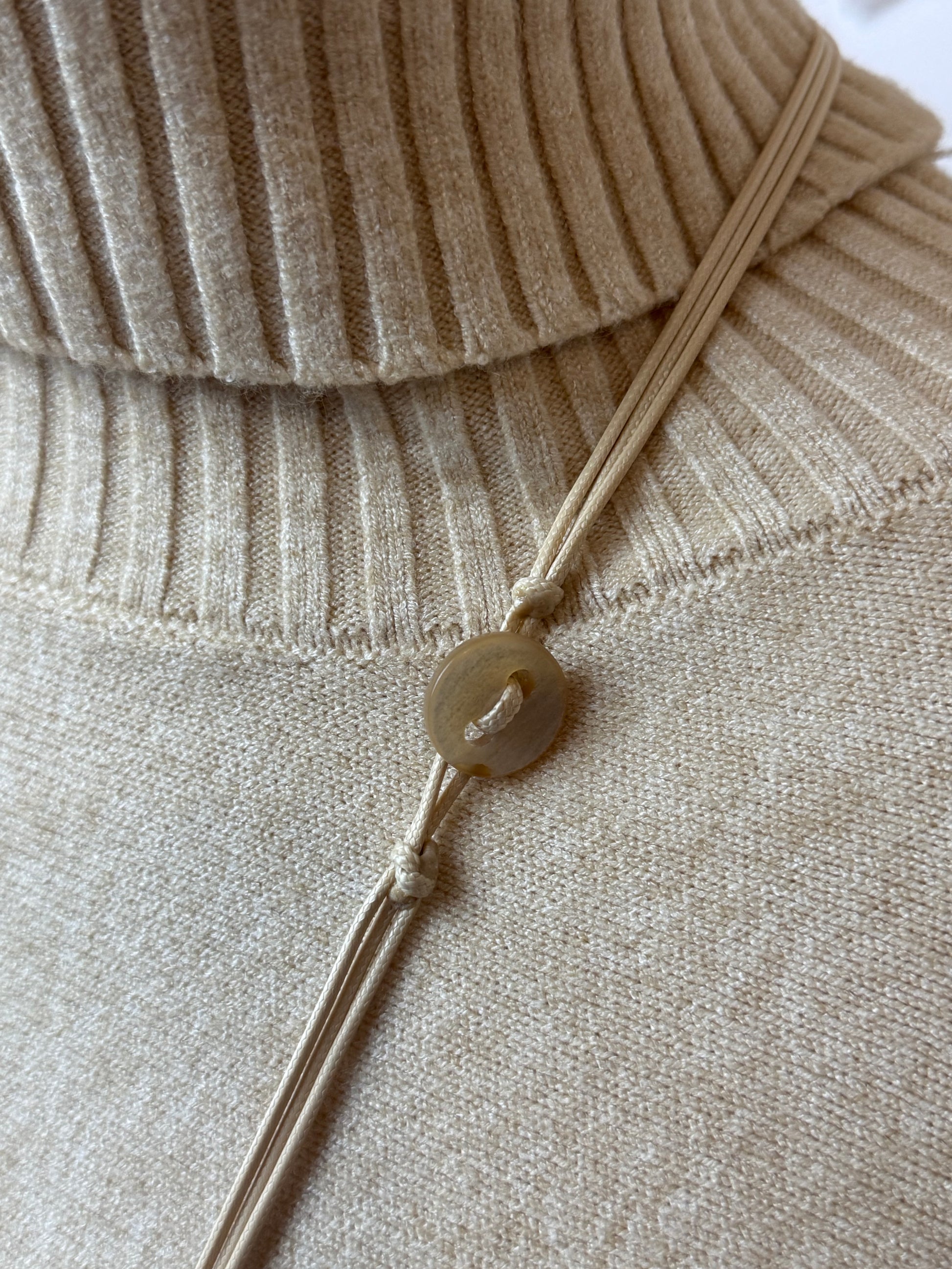 Collier Long maillons Résine Bohème Chic beige