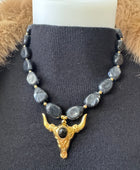 Collier perles noires et tête de buffle