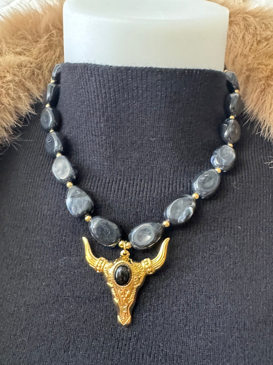 Collier perles noires et tête de buffle
