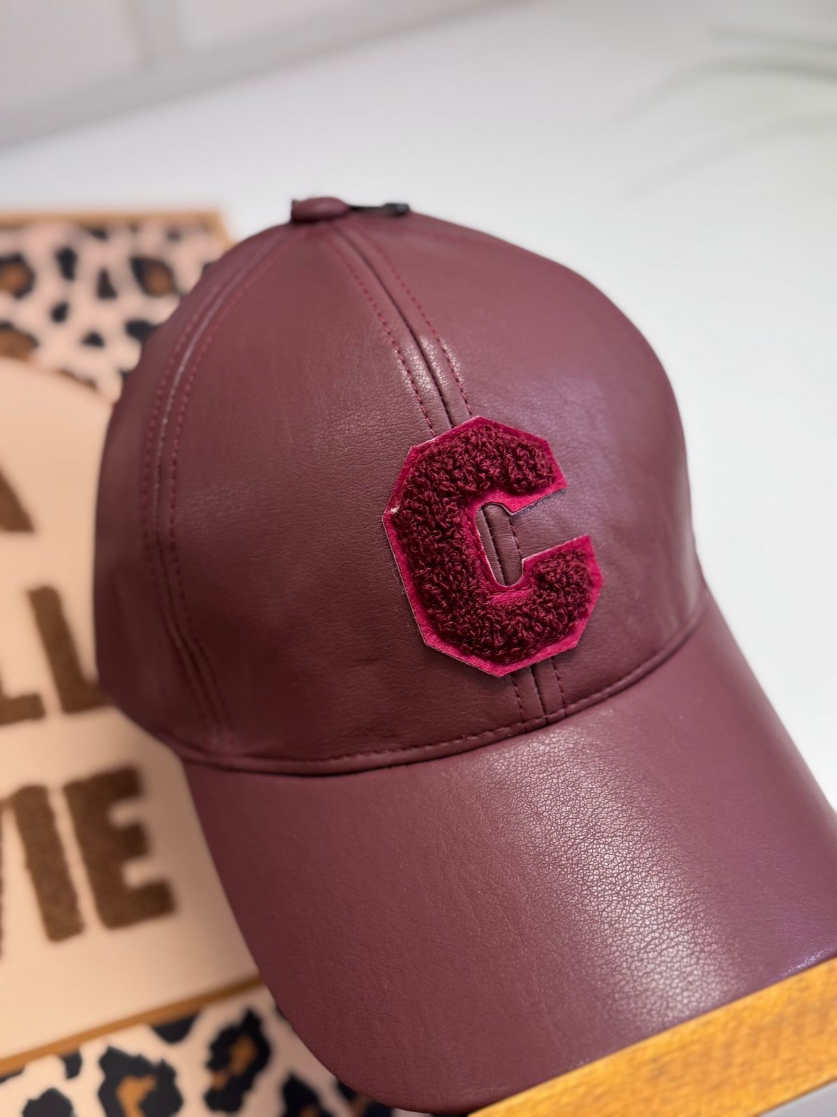 Casquette similicuir bordeaux