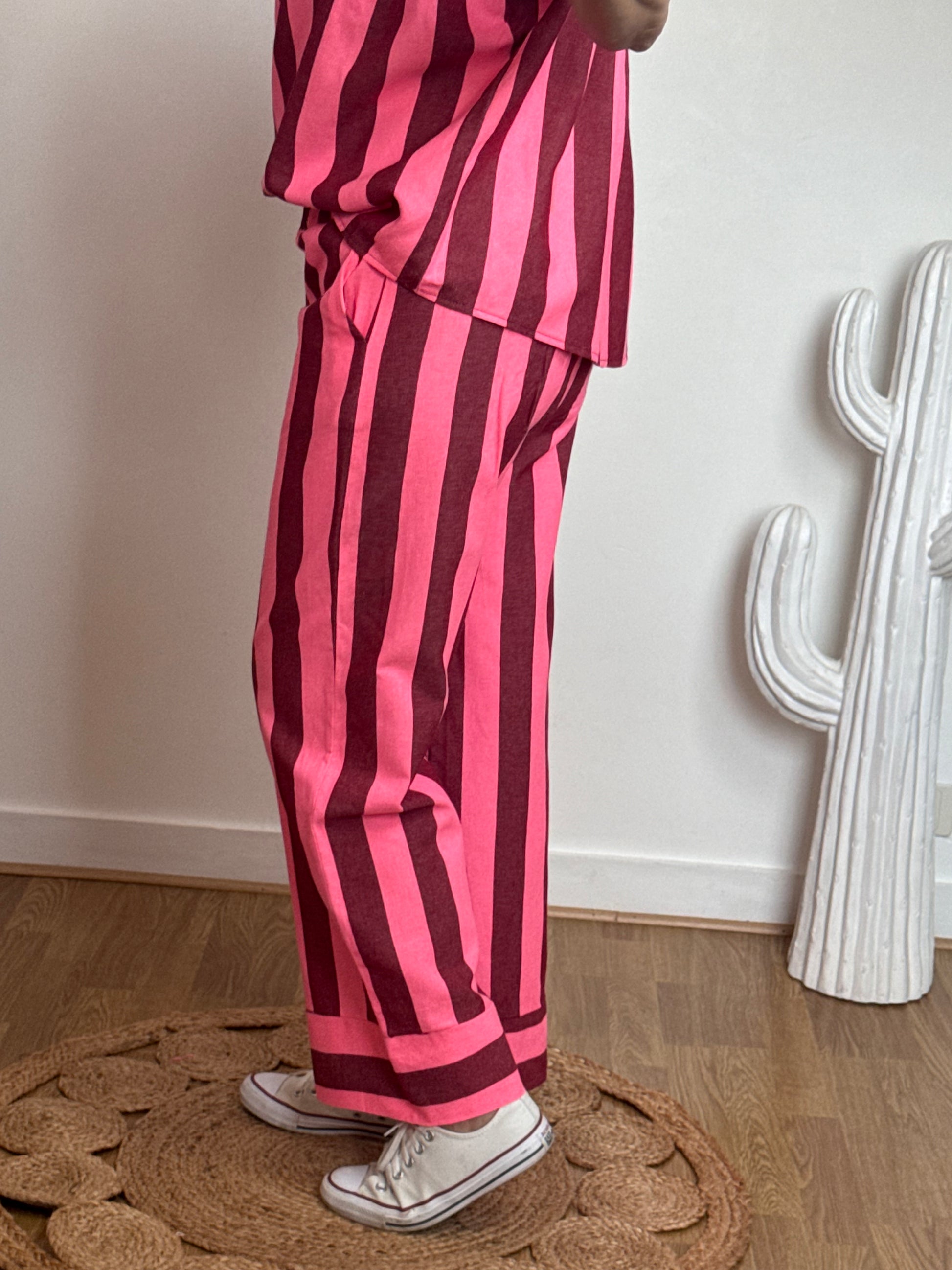 Pantalon rayé rose et rouge