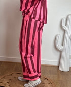 Pantalon rayé rose et rouge