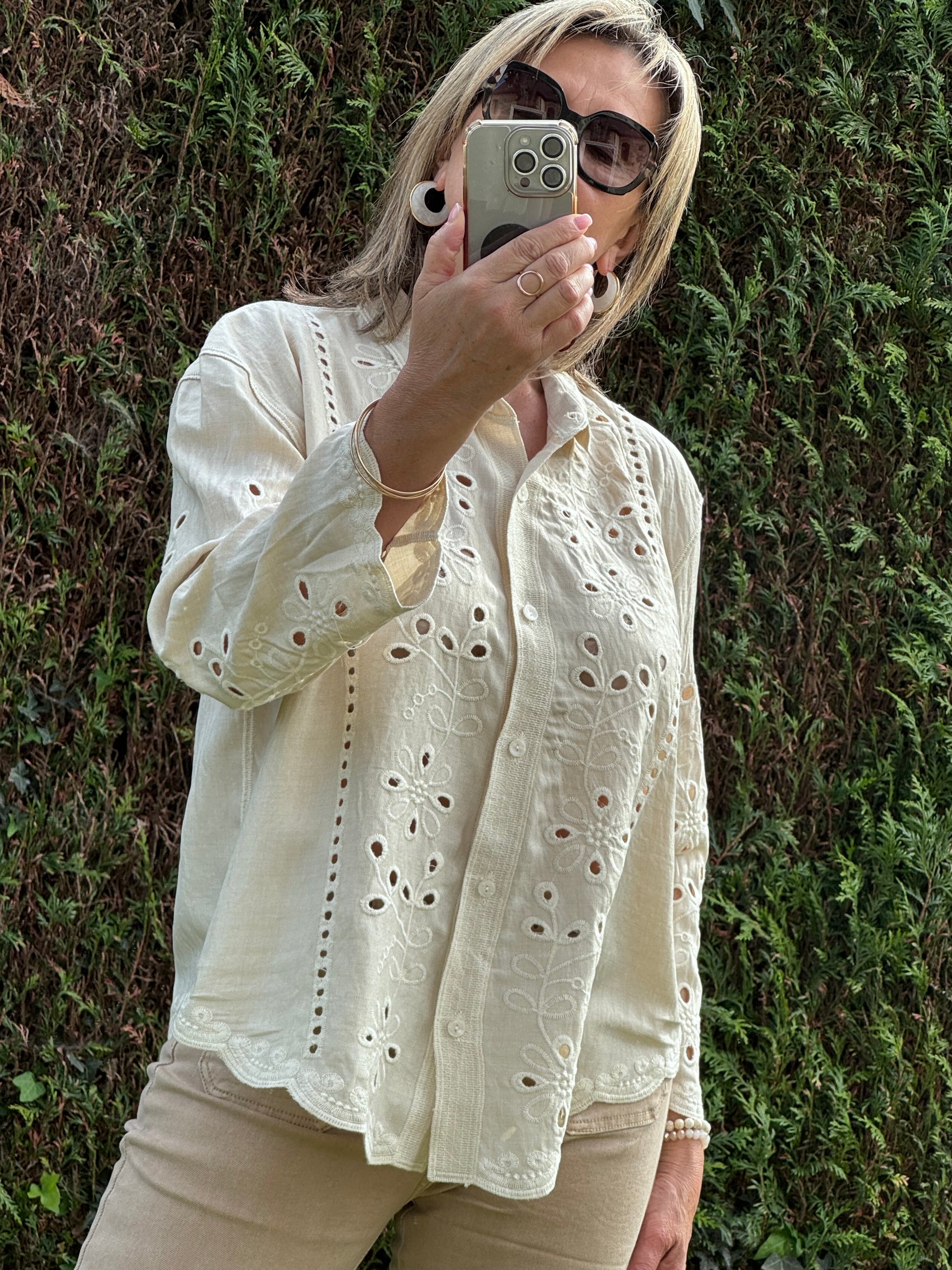 Blouse ou veste brodée beige