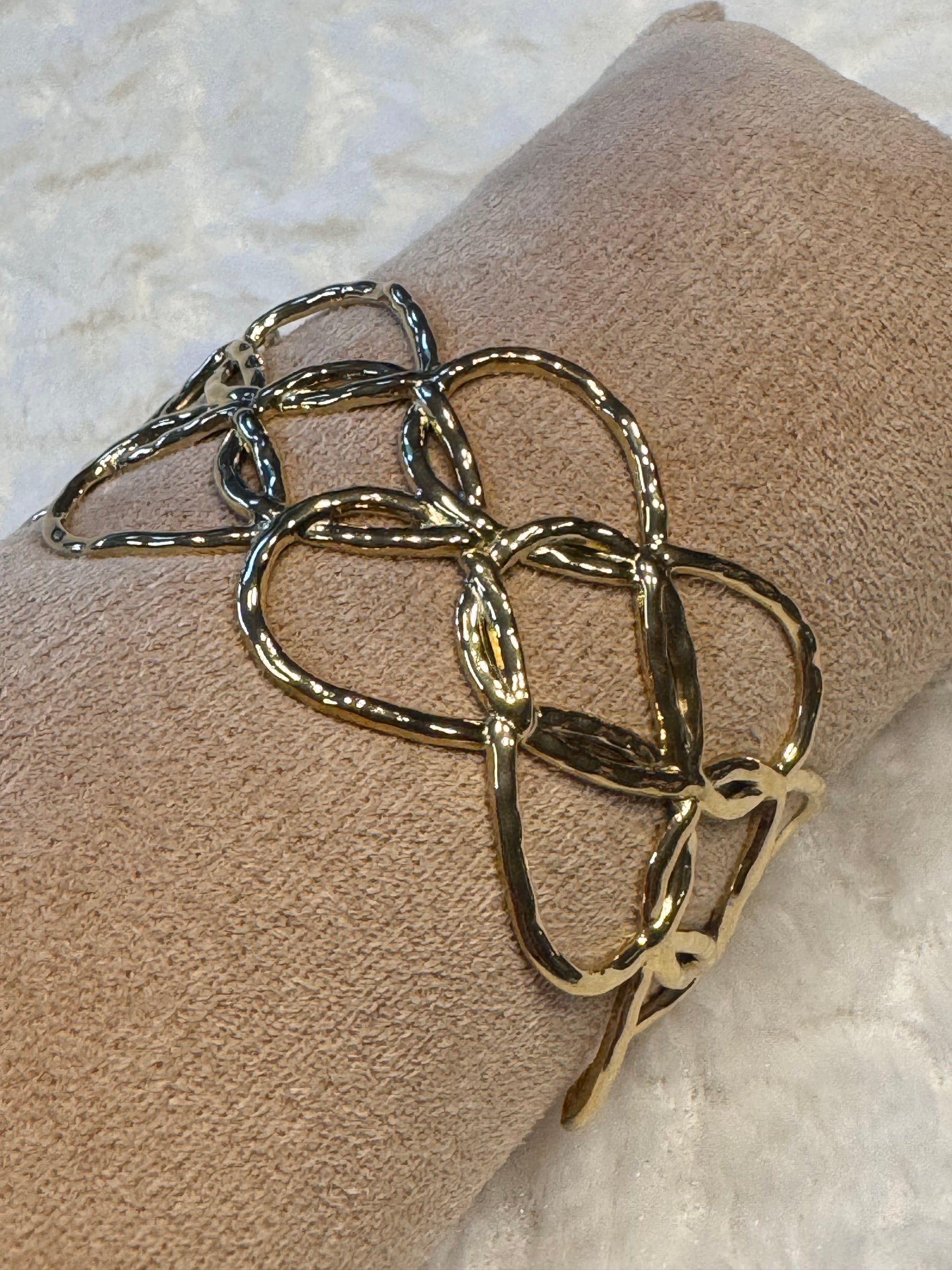 Bracelet manchette cœurs dorés