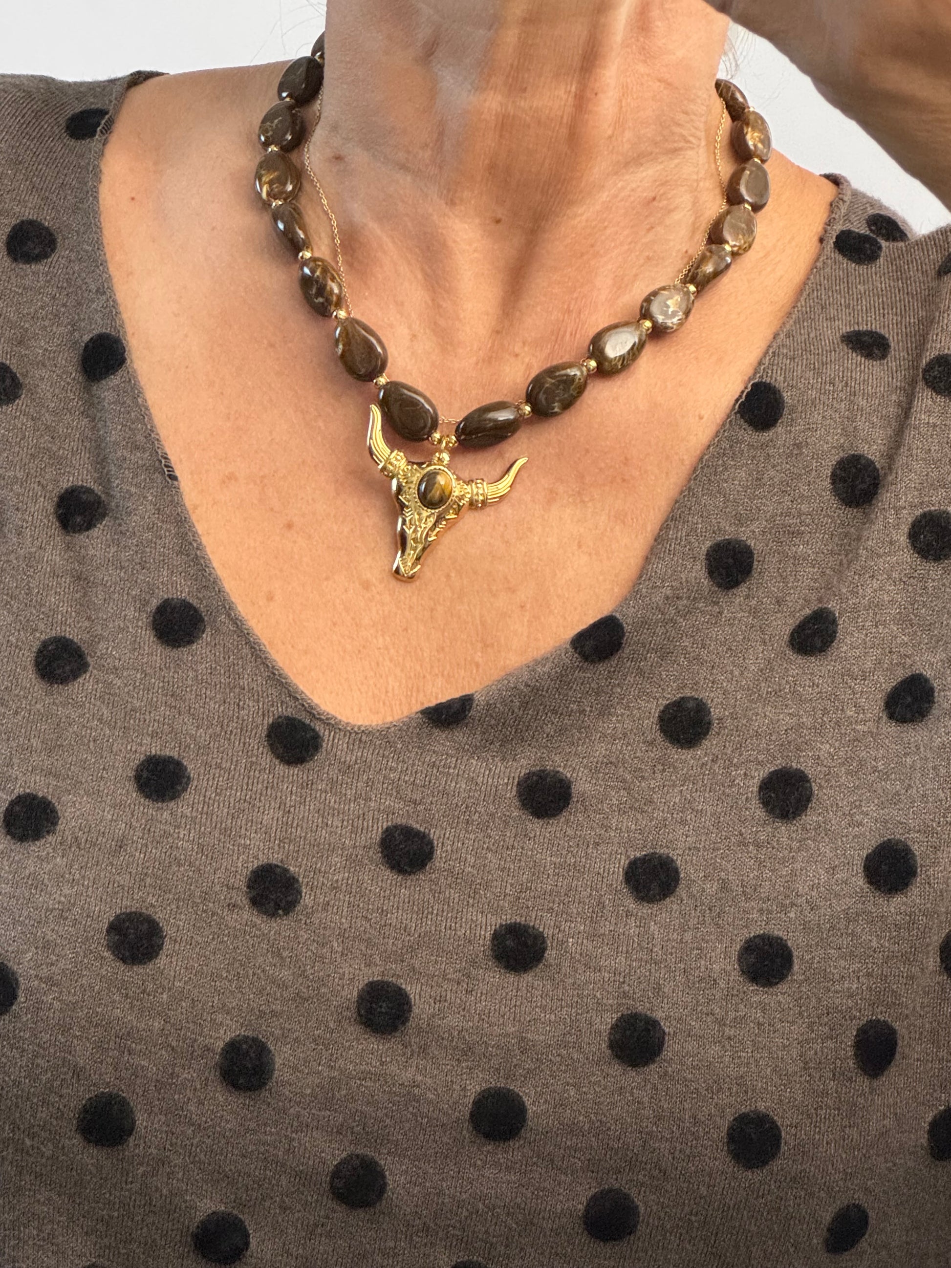 Pull marron à pois noirs
